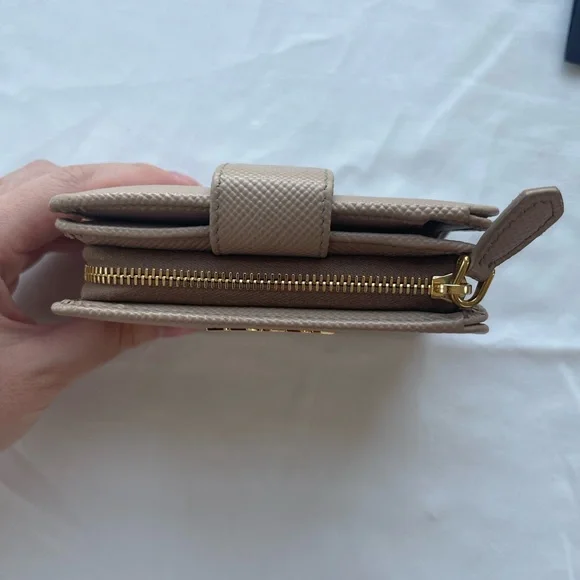 PRADA WOMEN WALLET USED